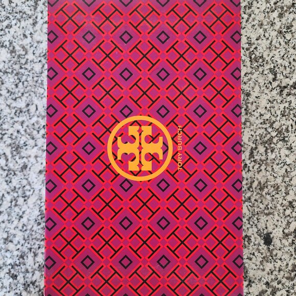 Tory Burch Kira Thong Sandal – Sleek Elegance Meets Summer Ease ☀️🖤 - Picture 3 of 10